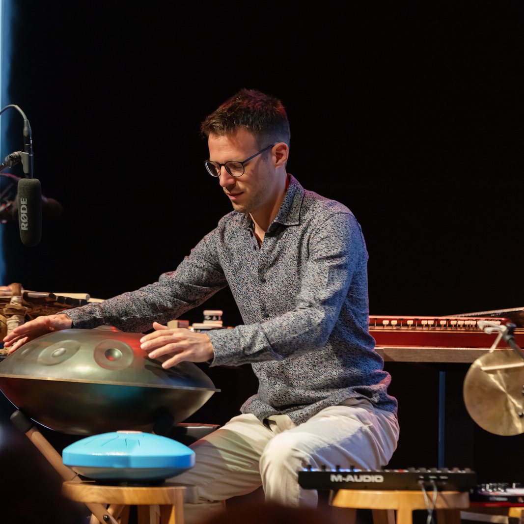 Raphael Bexx live on stage with his instruments
